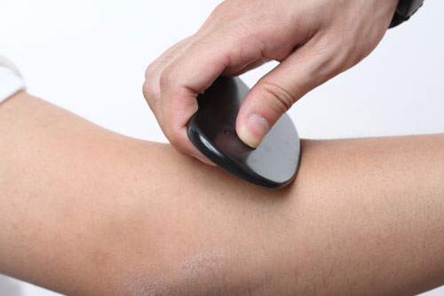 砭石養(yǎng)生圖解之四肢刮痧保健的方法